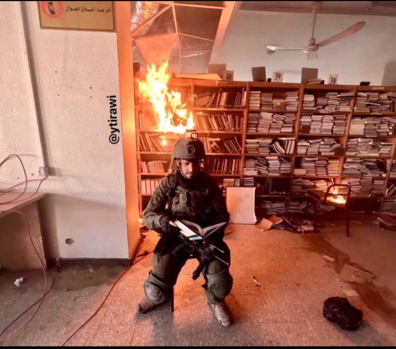 Selfie dopo aver incendiato la Biblioteca dell’Università