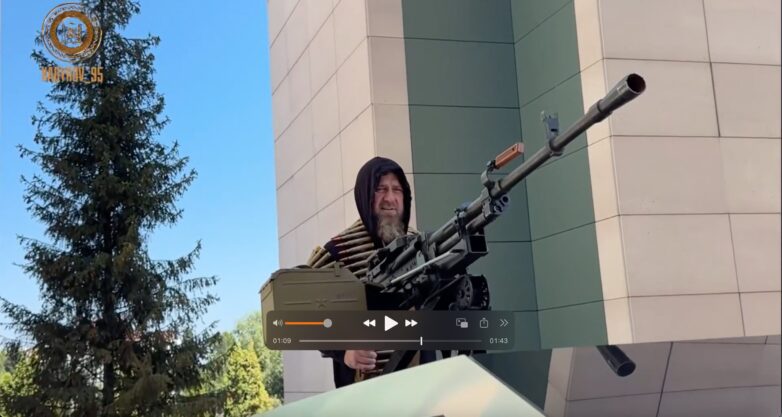 Video: la Tesla con mitragliatrice di Kadirov, “Capo della repubblica di Cecenia”
