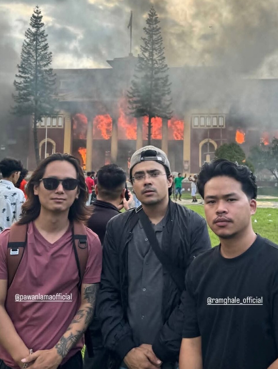 Selfie davanti al Parlamento in fiamme