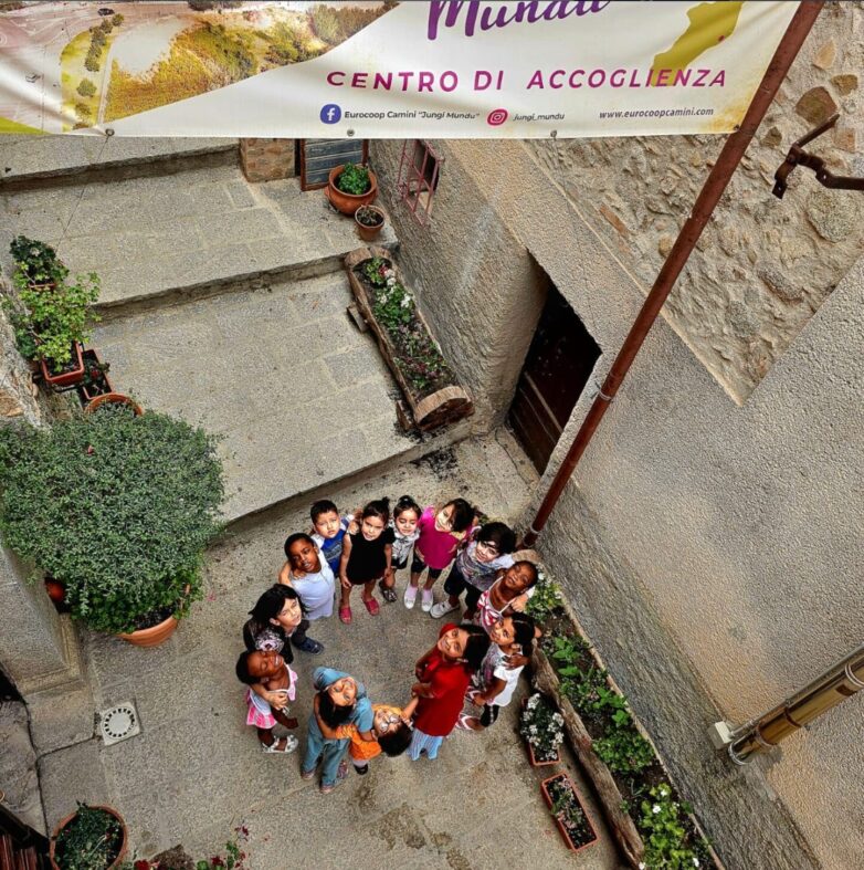 VIDEO: Camini, il villaggio che continua il “modello Riace” di integrazione dei migranti.