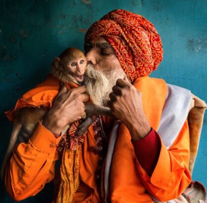 Sadhu e la sua amata scimmietta